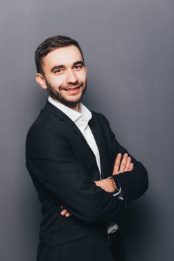Takım elbise çapraz yan elinde genç işadamı  