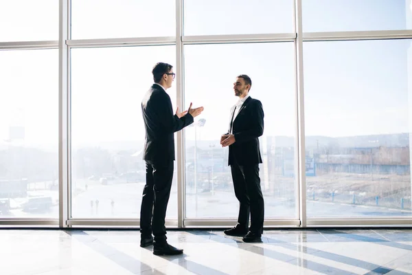 Два бизнесмена обсуждают перспективы бизнеса в офисе — стоковое фото