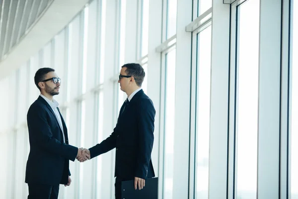 Patron et manager d'accord poignée de main dans la salle panoramique de bureau — Photo