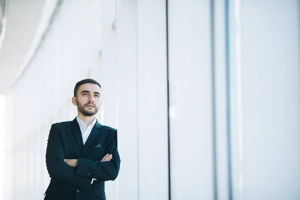 Hombre de negocios guapo en traje en la oficina — Foto de Stock