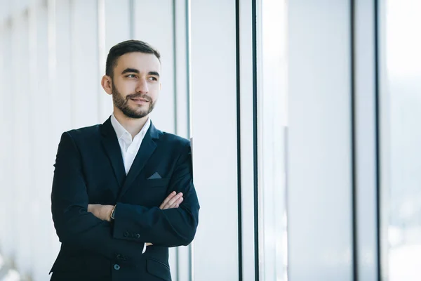 Hombre de negocios guapo en traje en la oficina — Foto de Stock