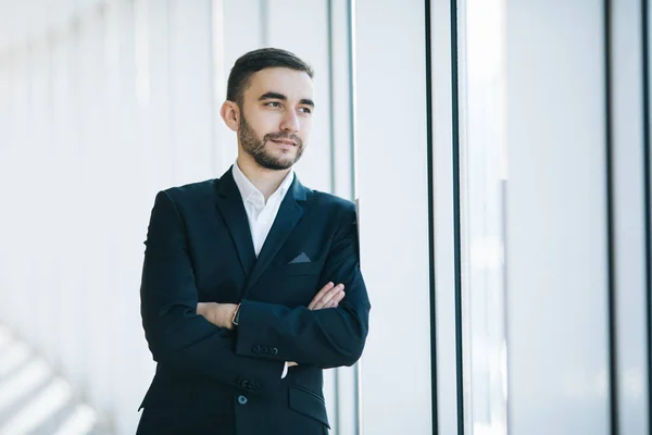 Hombre de negocios guapo en traje en la oficina — Foto de Stock