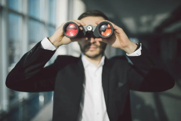 사무실에서 쌍안경을 사용 하 여 미국 실업가 — 스톡 사진