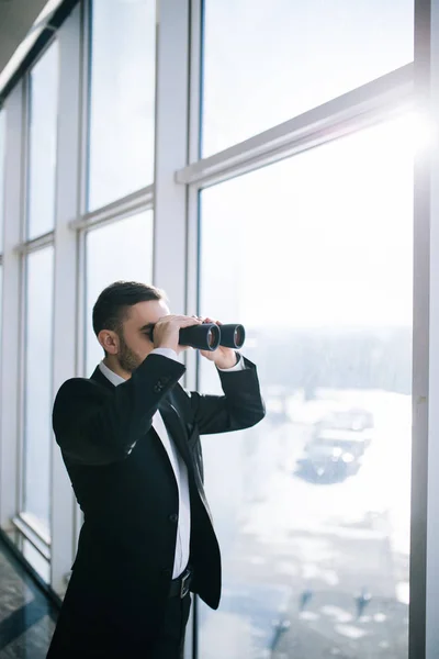 Zakenman met een verrekijker bespioneren concurrenten. — Stockfoto