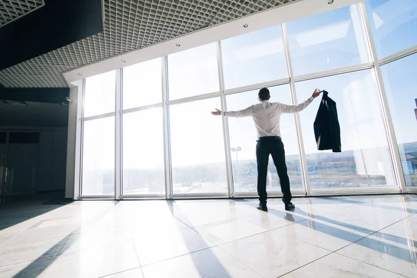 Homme d'affaires détendu gagnant au bureau avec fenêtres panoramiques — Photo