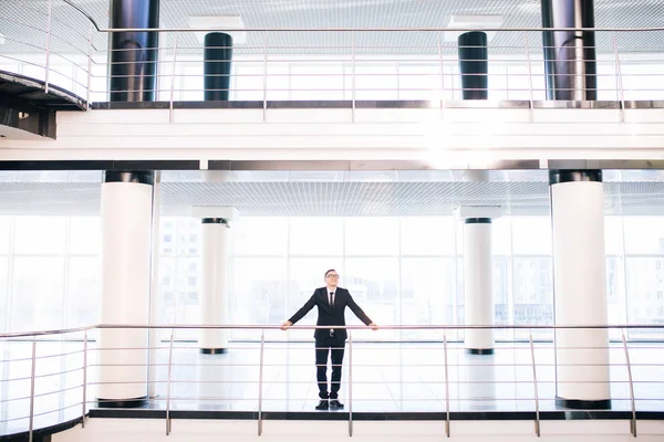 Affärsman i stora office titta runt alla arbetande hall — Stockfoto