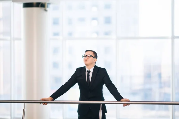 Homme d'affaires regarder autour du bureau sur le hall supérieur — Photo