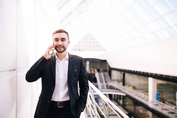 Affärsman talar på telefon och promenader runt kontoret — Stockfoto