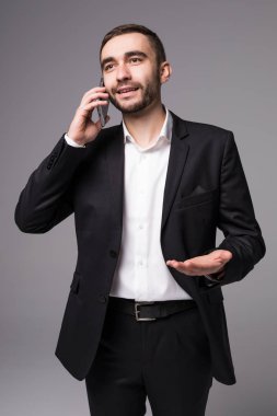 Takım elbiseli genç işadamı konuşmak telefon