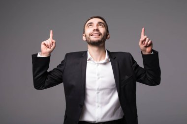 Genç işadamı işaret takım elbise ve arama 