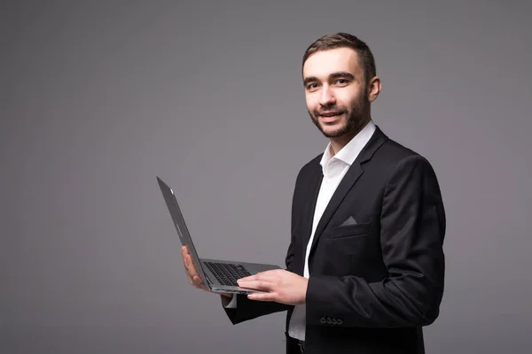 Joven hombre de negocios en traje con portátil en las manos — Foto de Stock