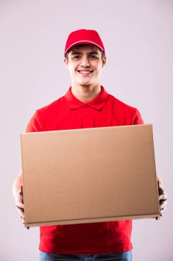 Kutulu teslimatçı.