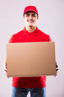 Kutulu teslimatçı.