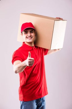 Kutulu teslimatçı.