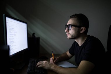 Pc ve olun gece çalışan adam sürede kağıt