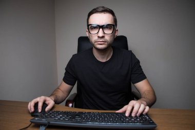 gözlük pc üzerinde çalışan adam