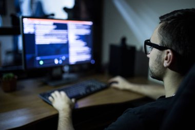 kulaklık ve gözlük ile klavye bilgisayar sistem Hack hacker 