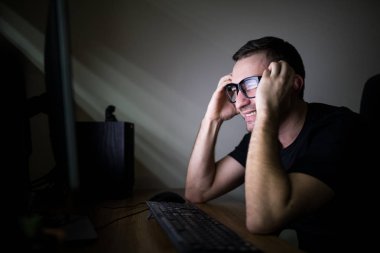 İle oturan papatyanın genç adam kafasına eller