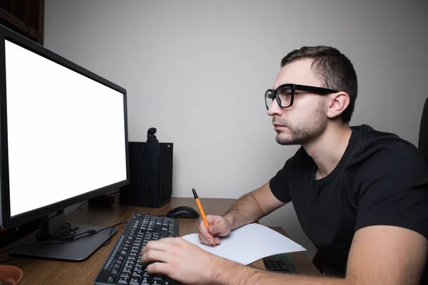 Mann wacht am PC auf weißem Bildschirm auf und macht Notiz — Stockfoto