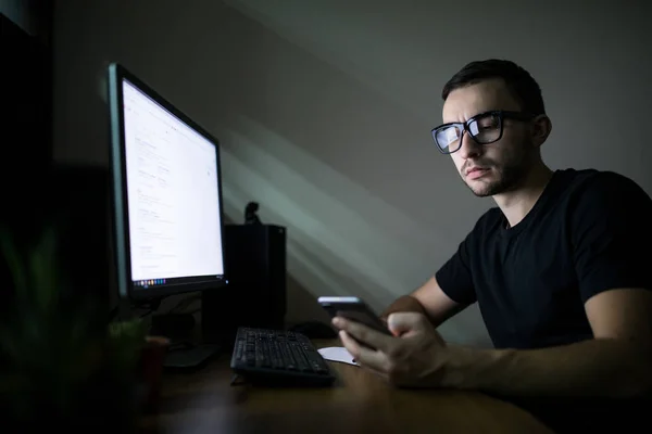 Человек, работающий за компьютером ночью — стоковое фото