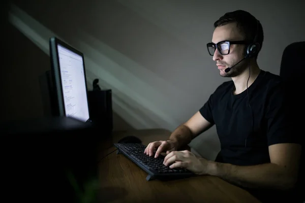 Man working in the night on PC — Stock Photo, Image