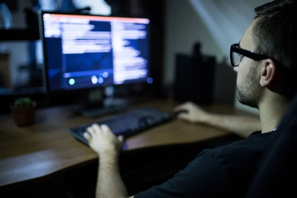 Hacker em fone de ouvido e óculos com sistema de computador de hacking de teclado — Fotografia de Stock