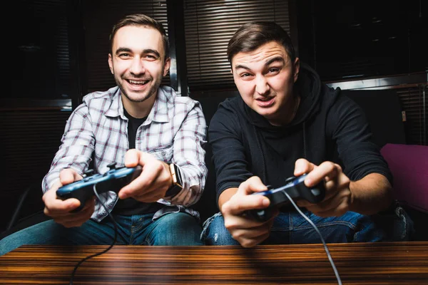 Two young happy men playing video games — Stock Photo, Image