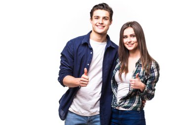 Beyaz arka plan üzerinde iyi işareti olan güzel Çift