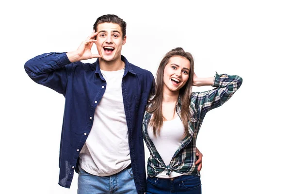 Lyckligt leende par tillsammans med händerna på huvudet på vit bakgrund — Stockfoto