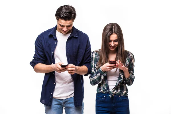 Vício em redes sociais. Casal jovem olhar apenas em seu telefone . — Fotografia de Stock