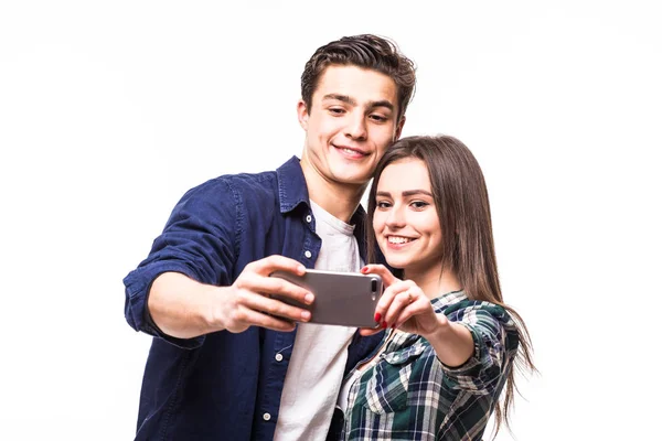 Jong koppel nemen selfie op wit — Stockfoto