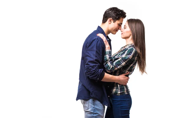 Unga par kramas och kyssas — Stockfoto