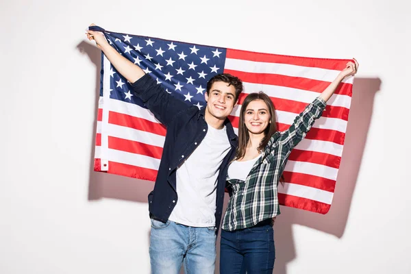 Пара на фоне флага США — стоковое фото