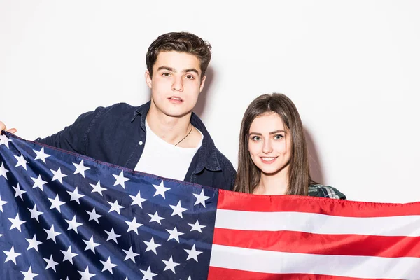 Молодая пара с флагом США в руках — стоковое фото