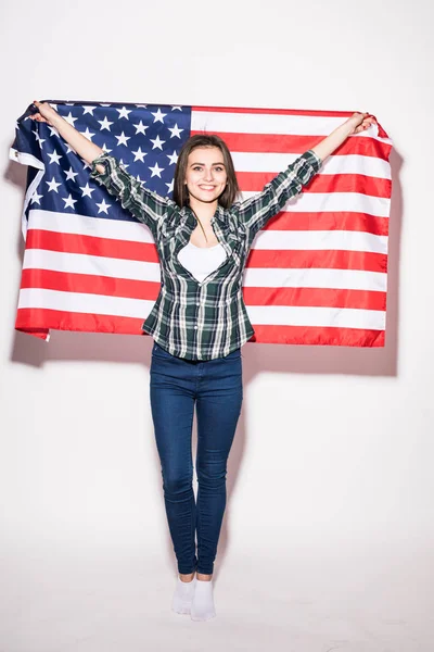 Молодая женщина с флагом США в руках на белой спине . — стоковое фото