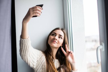 Genç çekici kadın alarak selfie