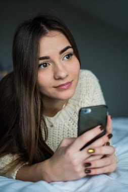 Telefon ile esmer kız