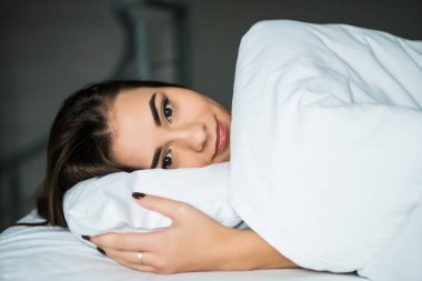 Güzel kız yatak odasında uyuyor.