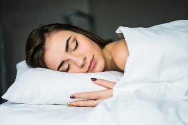 Güzel kız yatak odasında uyuyor.