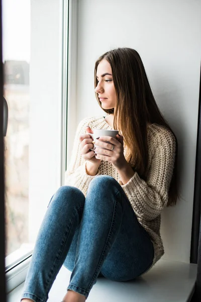 Jovem mulher de beleza beber café — Fotografia de Stock