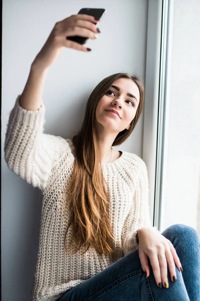 Young attractive woman taking selfie — Stock Photo, Image