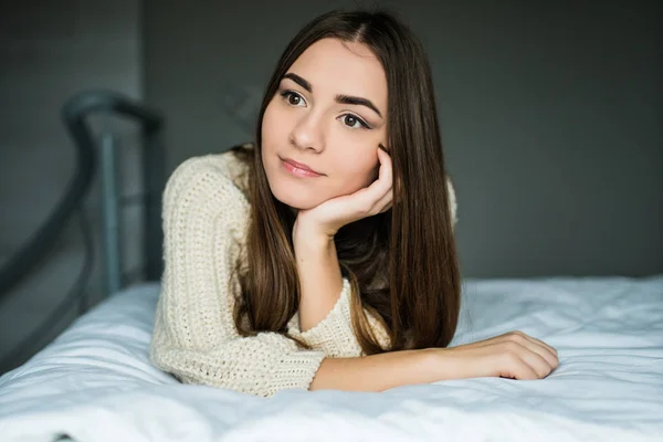 Mujer tienen bien en su dormitorio . —  Fotos de Stock