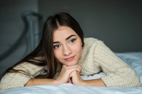 Mujer tienen bien en su dormitorio . —  Fotos de Stock