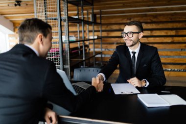 Kavram satmak. İki adam bir anlaşma almak ve el sallamak.