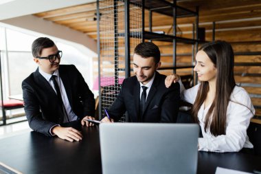 Kavram satmak. Genç adam ofis sözleşme imza koymak.