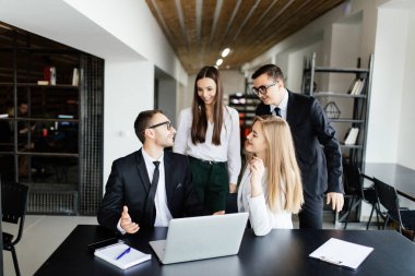 Takım oluşturma. Lider tartışmak ofiste takım planları ile