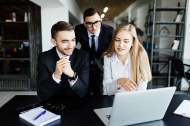 Takım oluşturma. Laptop ve seyretmek takım toplantıda laptop.
