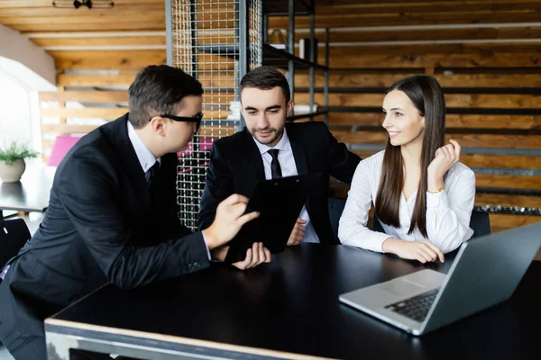 Verkopen concept. Zakenman uitleggen zijn team alle details voor documenten in Bureau. — Stockfoto