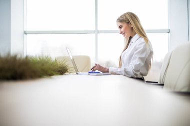 Office klavye laptop iş yerinde, yazarak kız