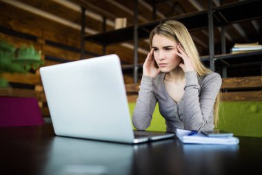 Üzgün kadın çalışma yer laptop önünde